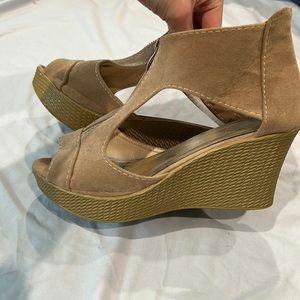 Womans tan wedges